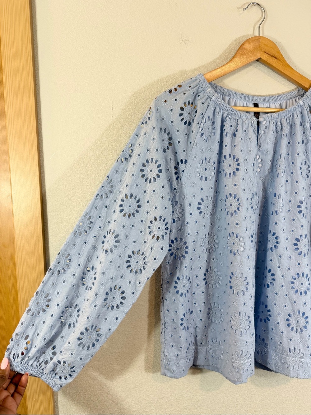 JW Style Blue Eyelet Lace Cotton Top Size L Long Sleeve Casual Relaxed Cottage - Picture 2 of 7